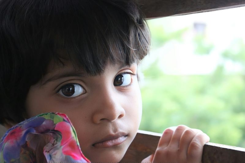 Criança pequena olhando com atenção
